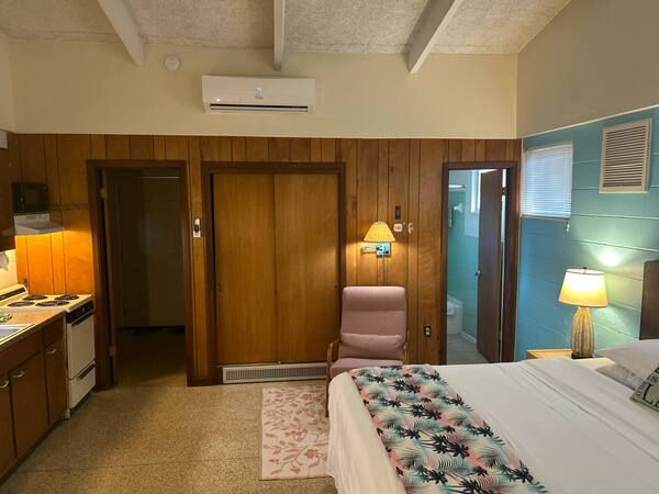 King Bed Studio Photo 3