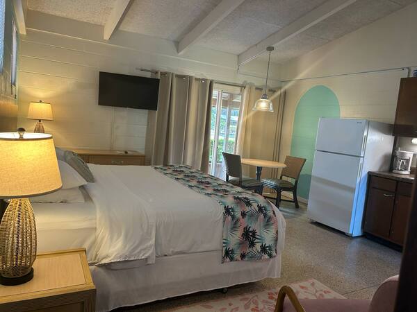 King Bed Studio Photo 5