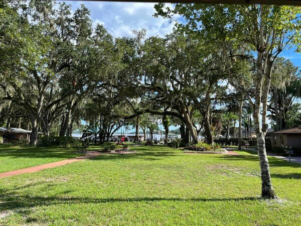 Queen Bed Studio Photo 4